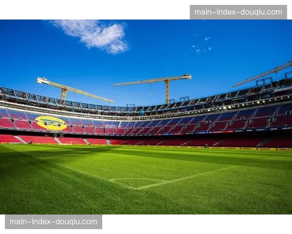 转播车进驻各主场球场:技术人员进行开赛前系统调试 转播车进驻各主场球场:技术人员进行开赛前系统调试