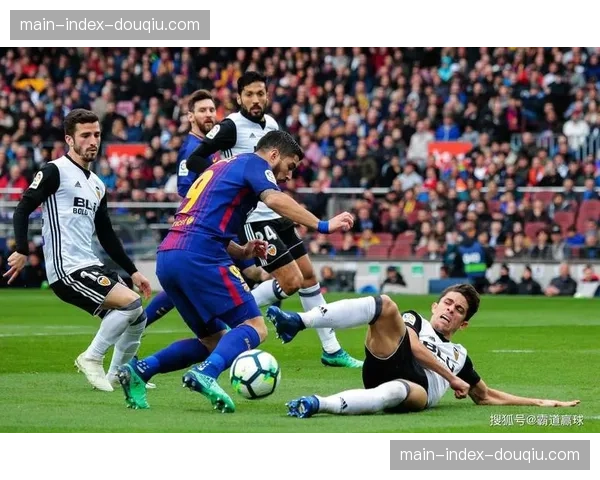 “西甲传奇”元老赛在瓦伦西亚举行，众多昔日球星亮相