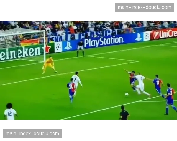 “聚焦瞬间:拜仁边锋一次个人突破,引发对手防线连锁反应被镜头多角度解析”